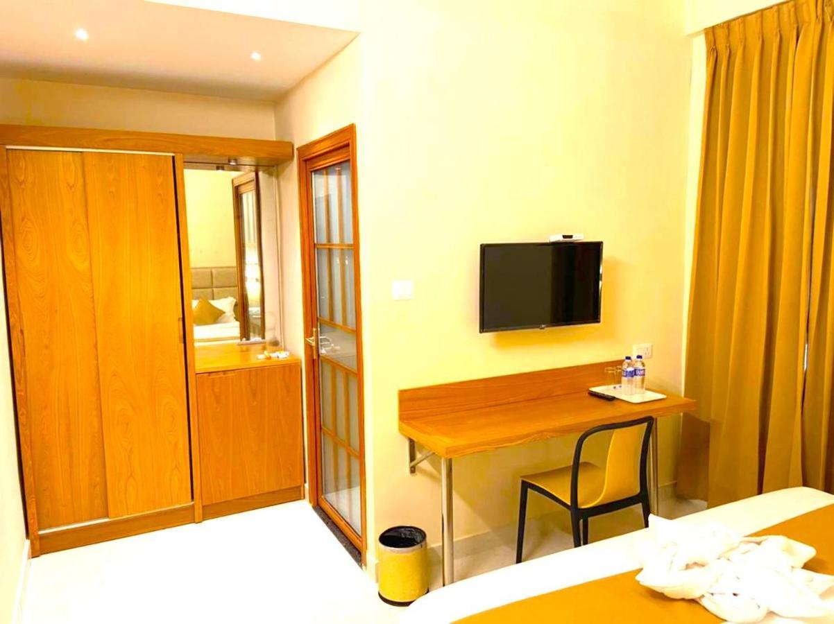 Tag Hotels Irugur Bagian luar foto