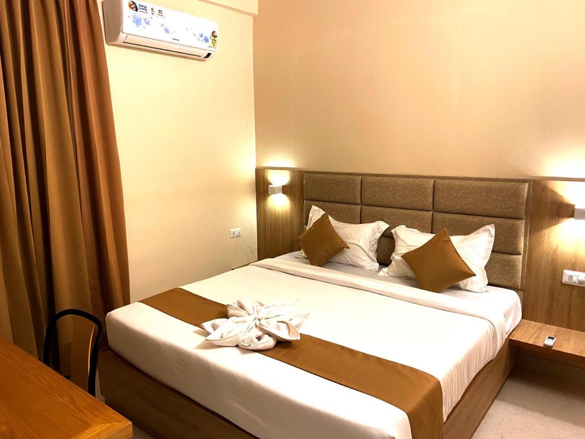 Tag Hotels Irugur Bagian luar foto