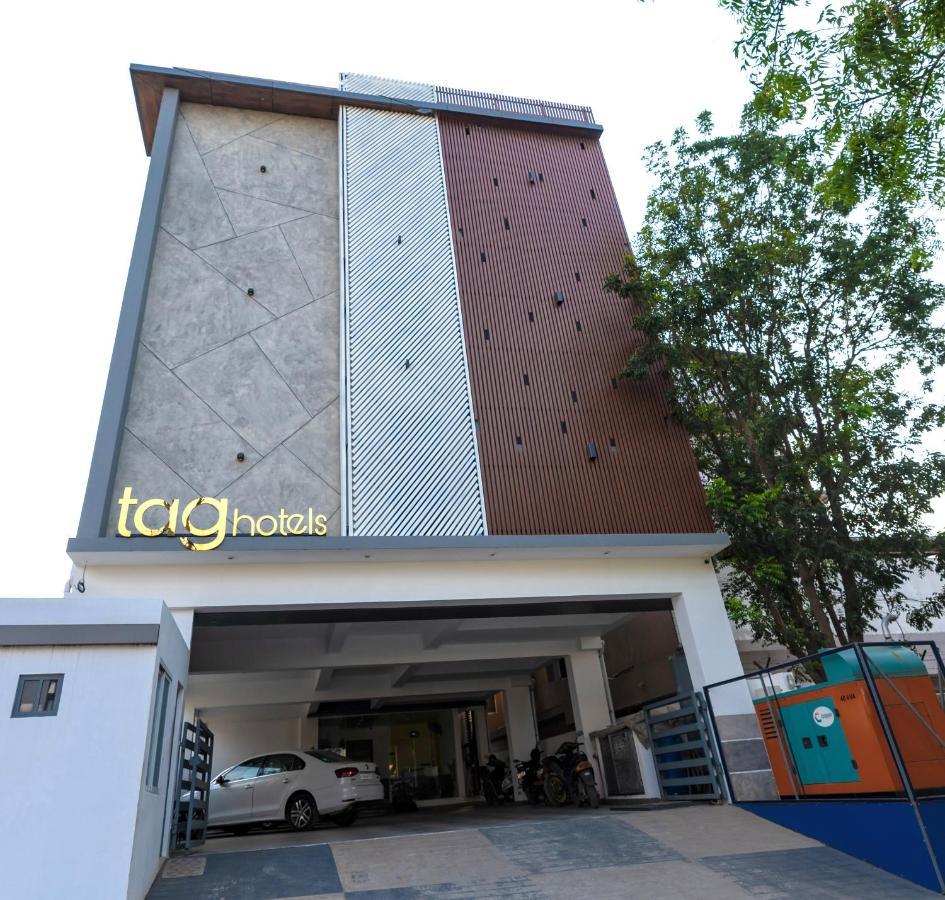 Tag Hotels Irugur Bagian luar foto
