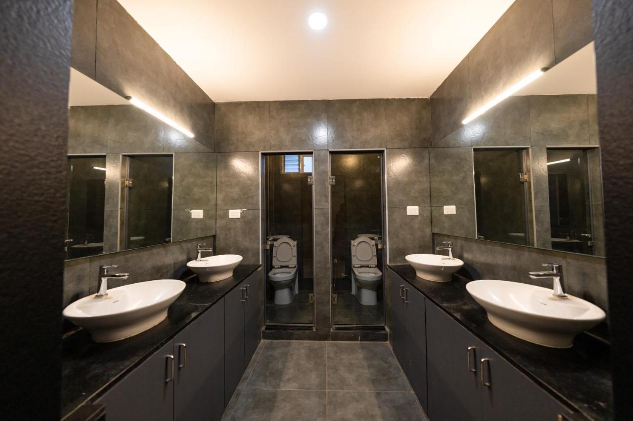 Tag Hotels Irugur Bagian luar foto